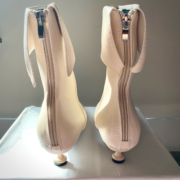 Retro 80s White Kitten Heel Booties- Size 8 US - Picture 4 of 5